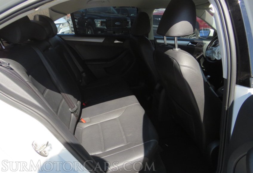 2017 Volkswagen Jetta - Image 24