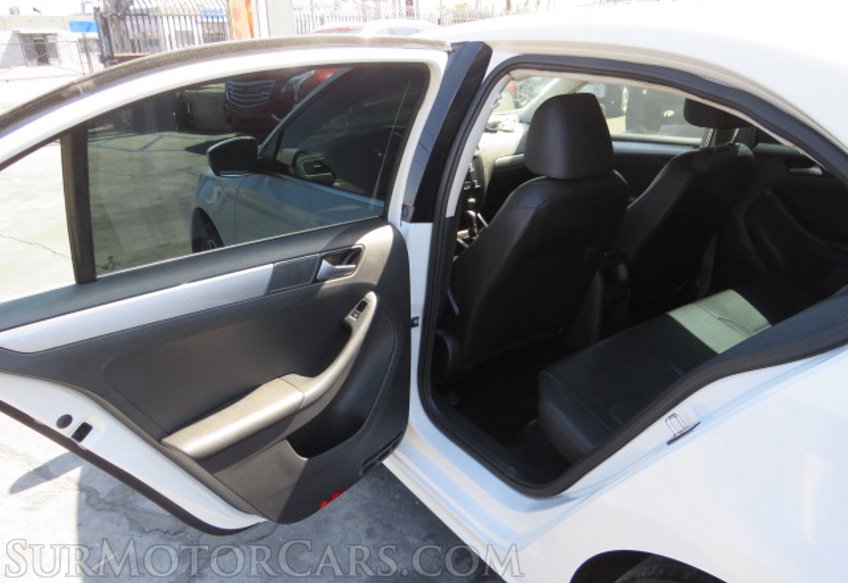 2017 Volkswagen Jetta - Image 19