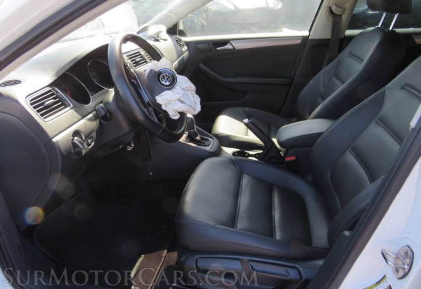 2017 Volkswagen Jetta - Image 21