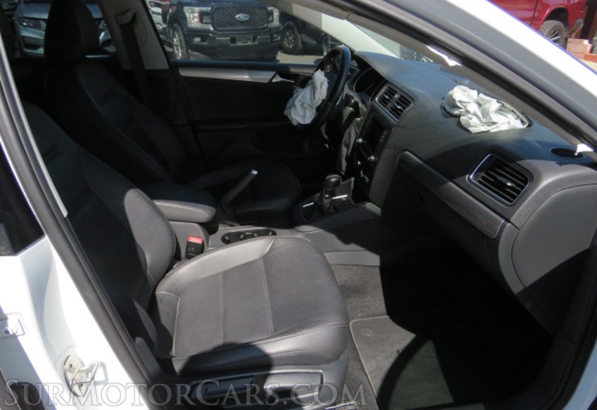 2017 Volkswagen Jetta - Image 25