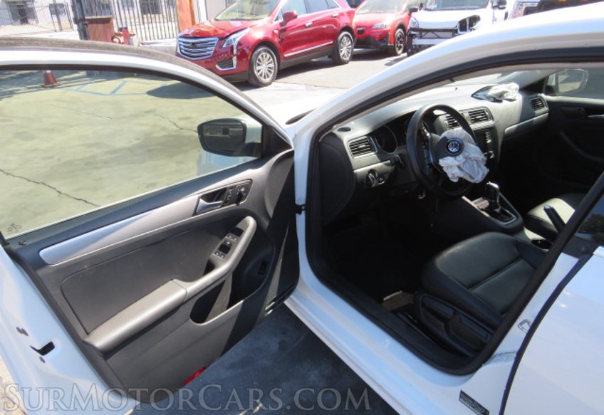 2017 Volkswagen Jetta - Image 17