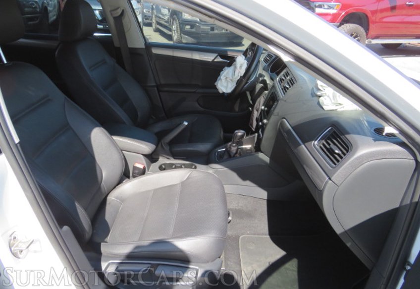 2017 Volkswagen Jetta - Image 26