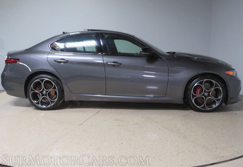 2022 Alfa Romeo Giulia - Image 5