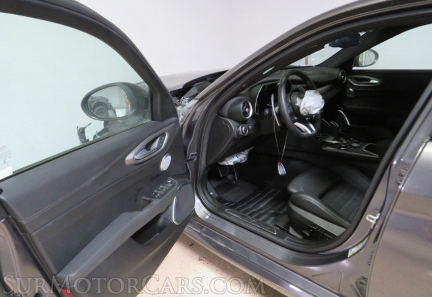 2022 Alfa Romeo Giulia - Image 22