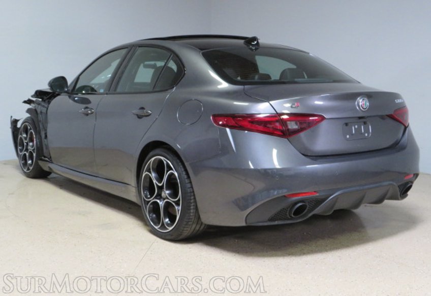 2022 Alfa Romeo Giulia - Image 10