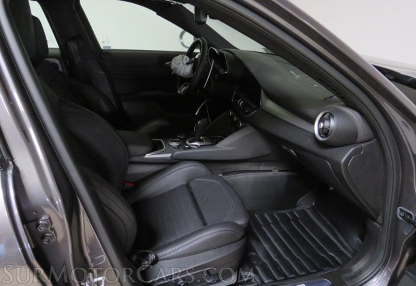 2022 Alfa Romeo Giulia - Image 27