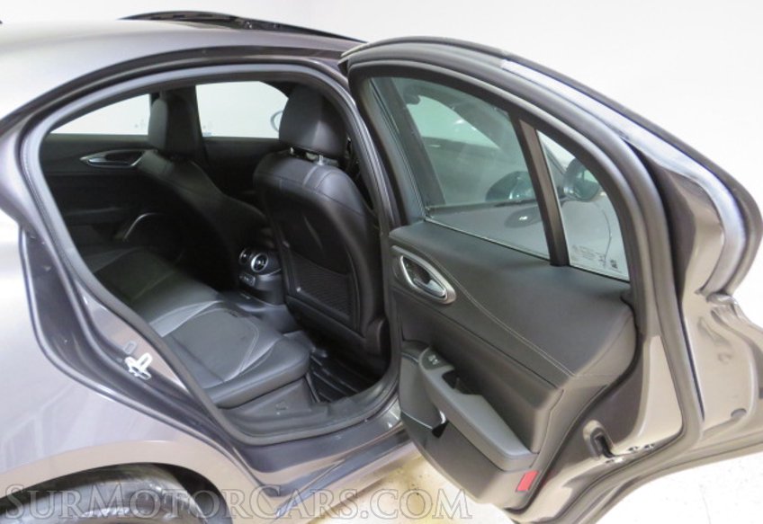 2022 Alfa Romeo Giulia - Image 25