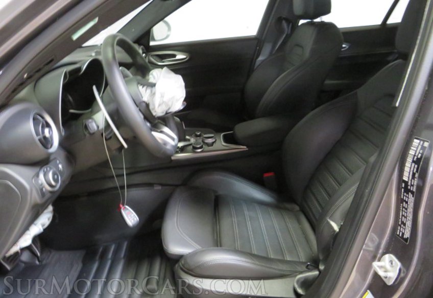 2022 Alfa Romeo Giulia - Image 30