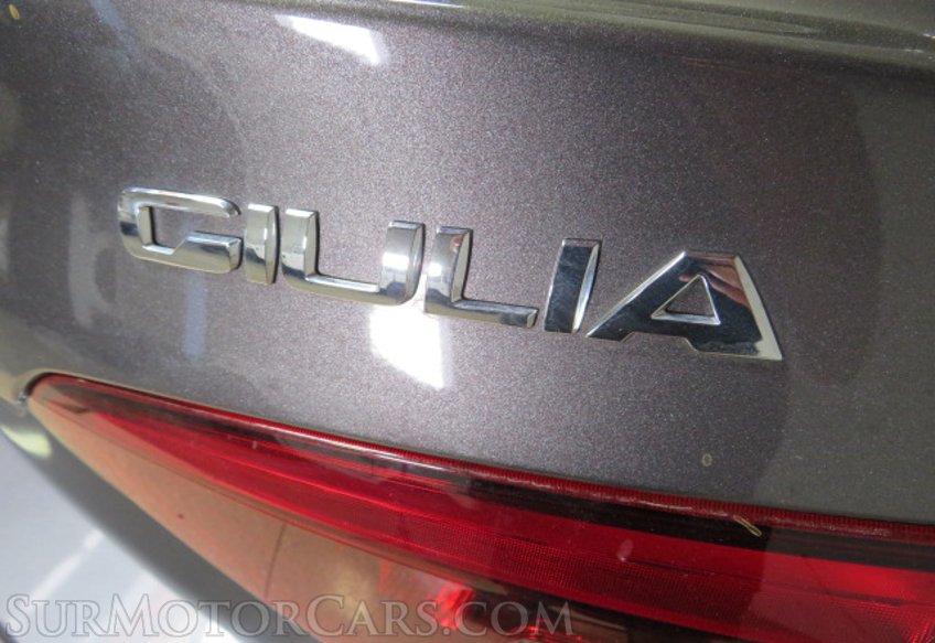 2022 Alfa Romeo Giulia - Image 18