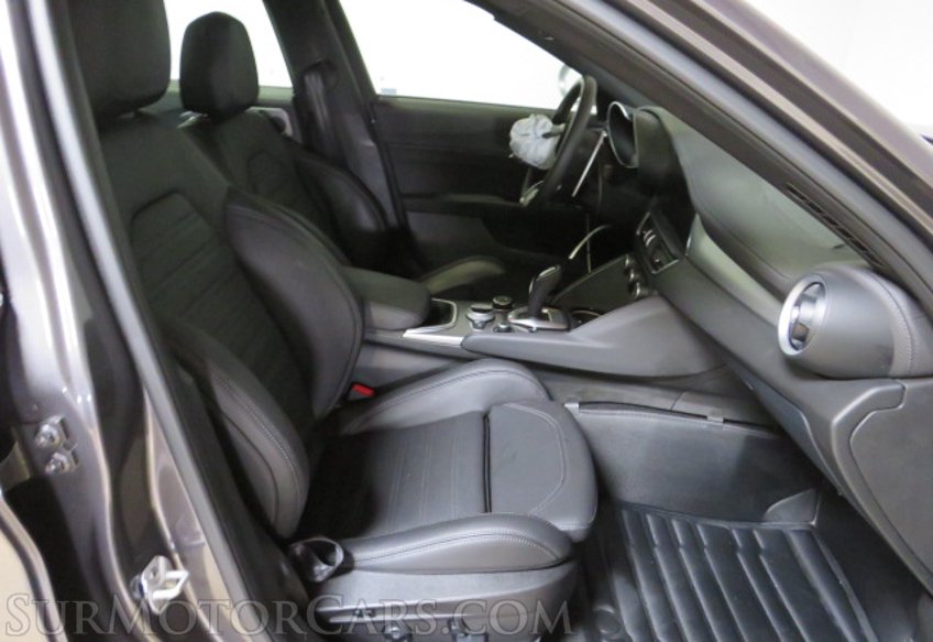 2022 Alfa Romeo Giulia - Image 31