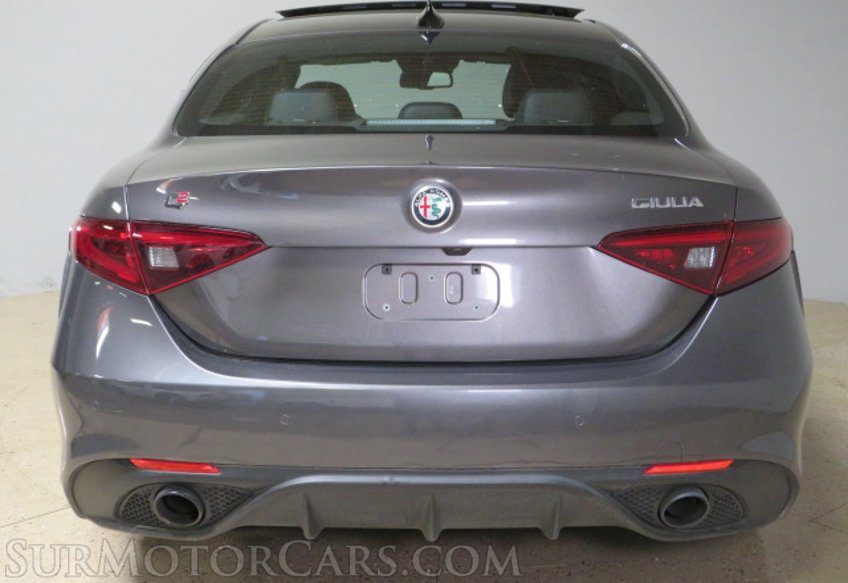 2022 Alfa Romeo Giulia - Image 12