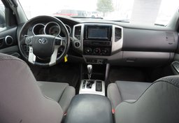 2015 Toyota Tacoma - Image 28