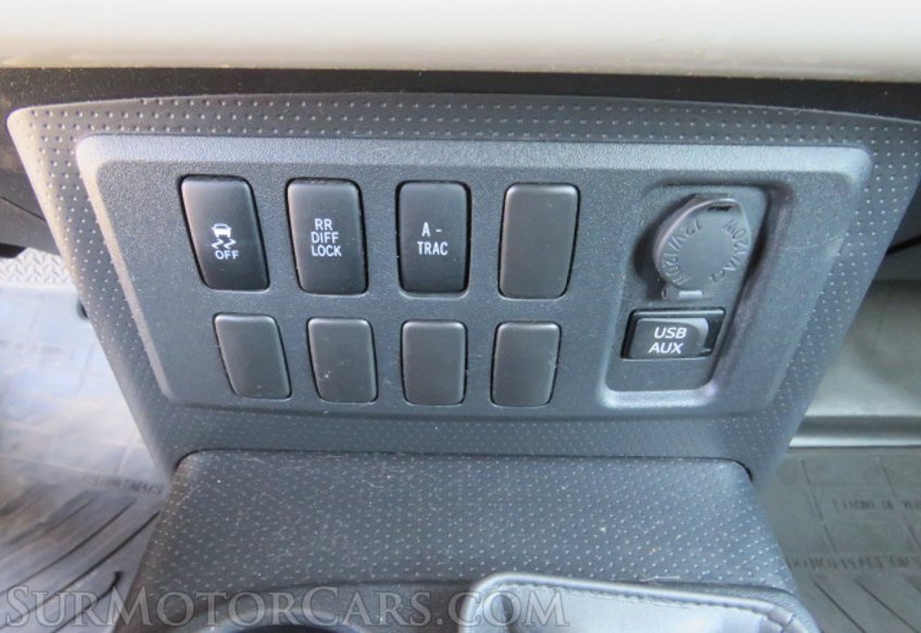 2012 Toyota FJ Cruiser - Image 36