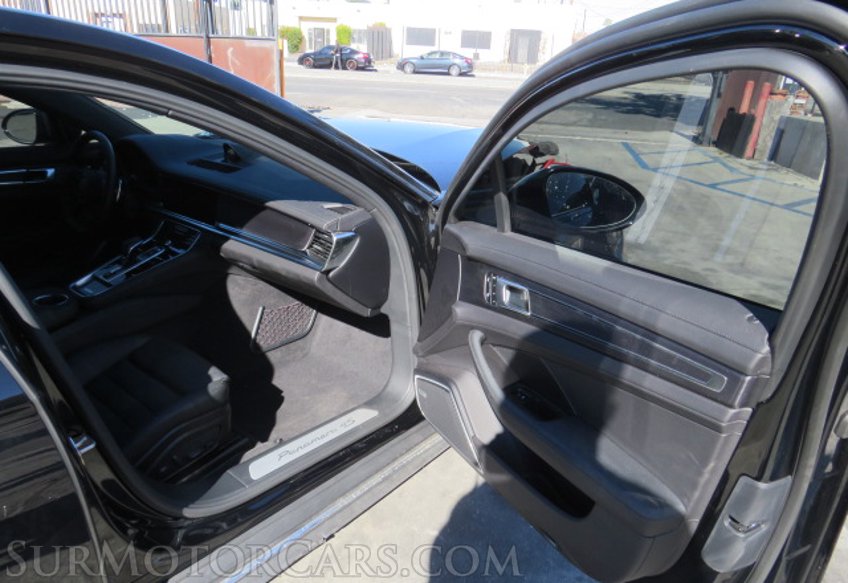 2022 Porsche Panamera - Image 20