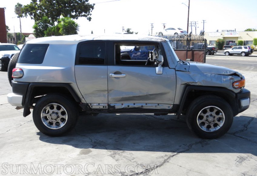 2012 Toyota FJ Cruiser - Image 12
