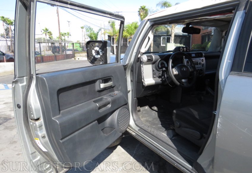 2012 Toyota FJ Cruiser - Image 17