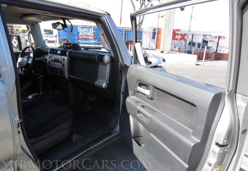 2012 Toyota FJ Cruiser - Image 18