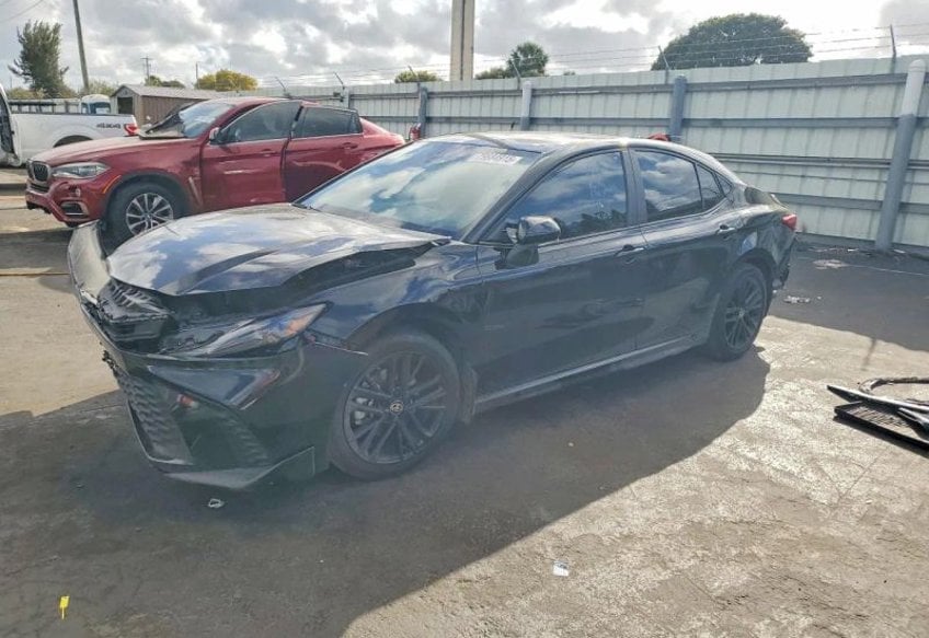 2025 Toyota Camry SE Hybrid's photo
