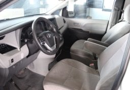 2020 Toyota Sienna - Thumbnail 24