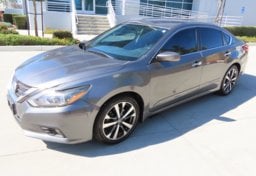2017 Nissan Altima SR - Thumbnail 2