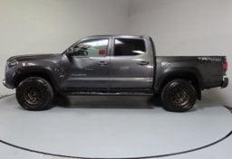 2018 Toyota Tacoma TRD Off-Road - Thumbnail 10