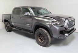 2018 Toyota Tacoma TRD Off-Road - Thumbnail 2