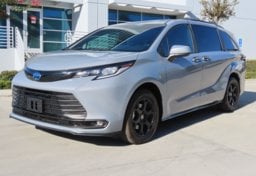 2025 Toyota Sienna Woodland Edition - Thumbnail 3