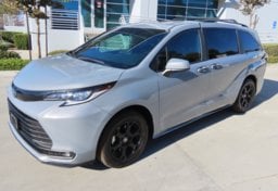2025 Toyota Sienna Woodland Edition - Thumbnail 1