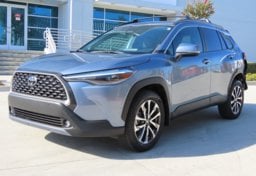 2024 Toyota Corolla Cross XLE - Thumbnail 3