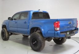2017 Toyota Tacoma TRD Off-Road - Thumbnail 7