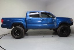 2017 Toyota Tacoma TRD Off-Road - Thumbnail 6