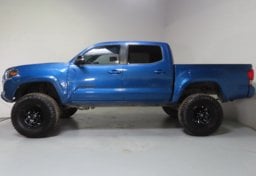2017 Toyota Tacoma TRD Off-Road - Thumbnail 5