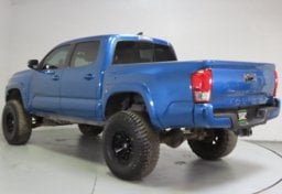 2017 Toyota Tacoma TRD Off-Road - Thumbnail 9