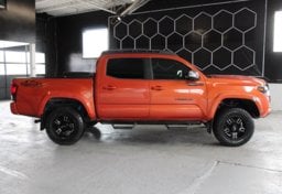 2018 Toyota Tacoma TRD Off-Road - Thumbnail 9