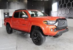 2018 Toyota Tacoma TRD Off-Road - Thumbnail 2