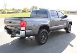 2017 Toyota Tacoma - Thumbnail 5