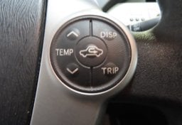 2015 Toyota Prius III - Thumbnail 32