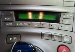 2015 Toyota Prius III - Thumbnail 33