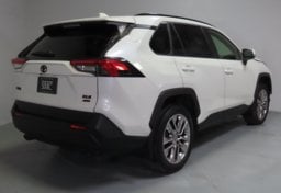 2022 Toyota RAV4 XLE Premium - Thumbnail 10