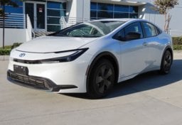 2025 Toyota Prius LE - Thumbnail 3