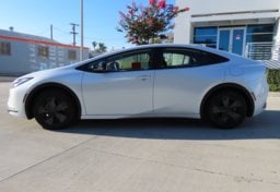 2025 Toyota Prius LE - Thumbnail 9