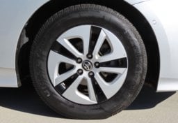 2018 Toyota Prius Three - Thumbnail 18