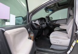 2016 Toyota Sienna AWD Limited - Thumbnail 19