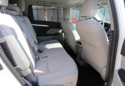 2019 Toyota Highlander LE - Thumbnail 24
