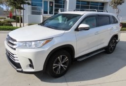 2019 Toyota Highlander LE - Thumbnail 2