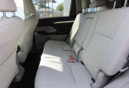 2019 Toyota Highlander LE - Thumbnail 27