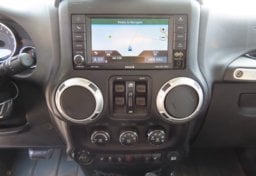 2015 Jeep Wrangler Unlimited Sahara - Thumbnail 18