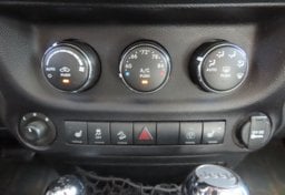 2015 Jeep Wrangler Unlimited Sahara - Thumbnail 16