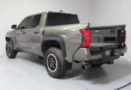 2024 Toyota Tacoma TRD Off-Road - Thumbnail 10