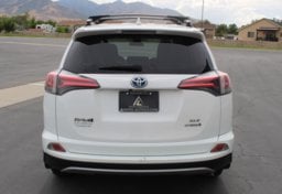 2017 Toyota RAV4 Hybrid. XLE - Thumbnail 13